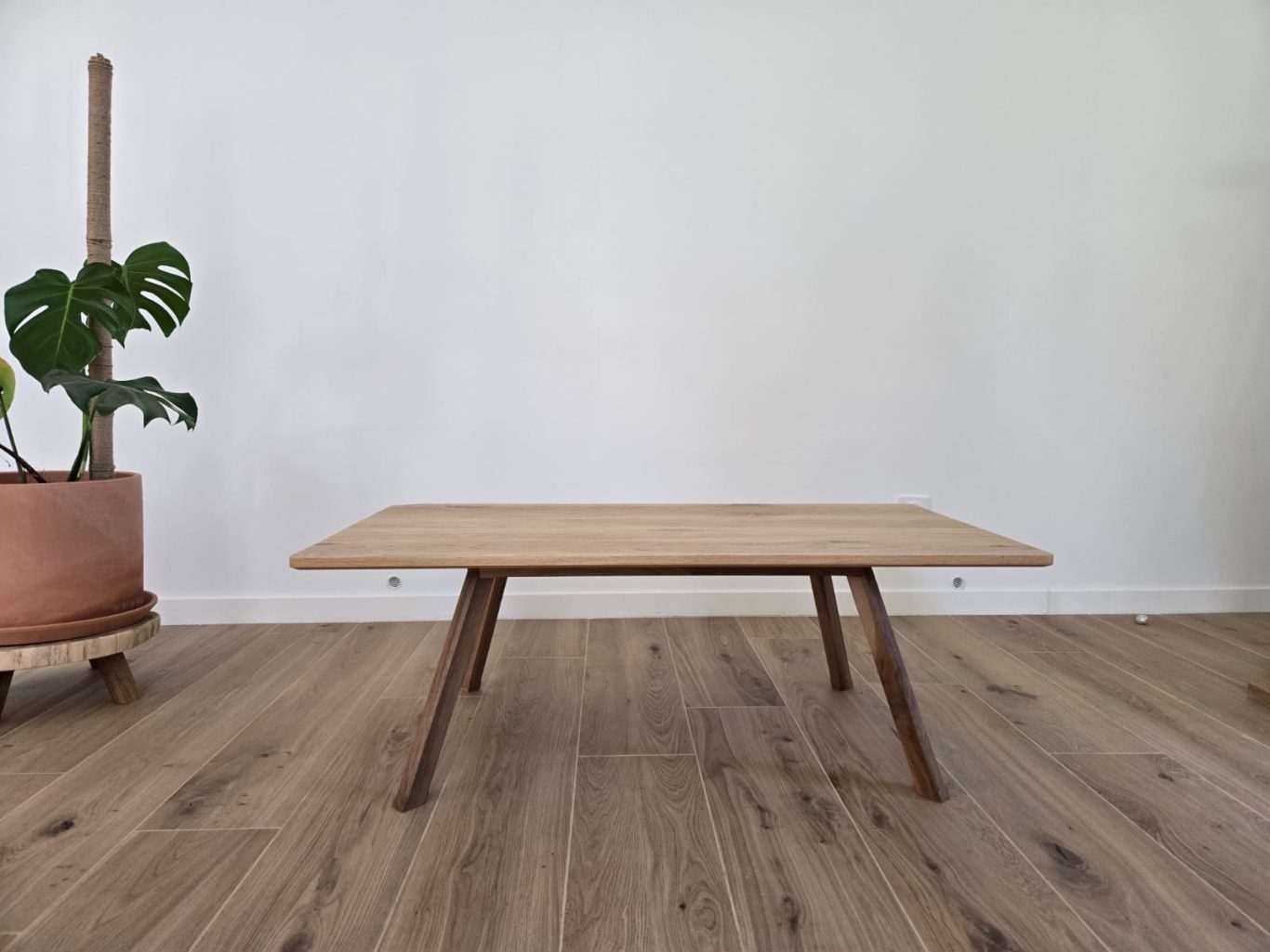 Table basse plateau en chêne, pieds en ormeau Table basse en chêne réalisée par SCB menuisier pour habiller un salon d'un client à Tarbes